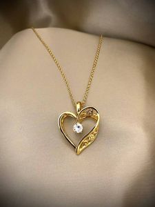 Hovedbilde Langt kjede hjerte m/sten og m&oslash;nster gullfarget