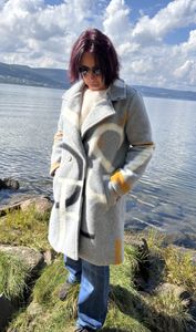 Hovedbilde K&aring;pe kort gr&aring;/brun med kult print