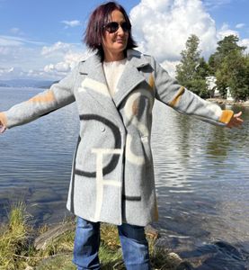 Hovedbilde K&aring;pe kort gr&aring;/brun med kult print