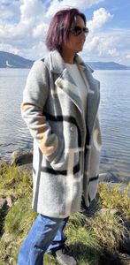 Hovedbilde K&aring;pe kort gr&aring;/brun med kult print